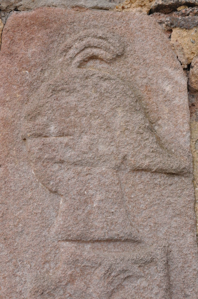 Jesenice - Kámen s hlavou rytíře ve zdi děkanství