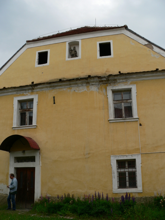 Kolešovice - Sochy v nikách budovy pošty