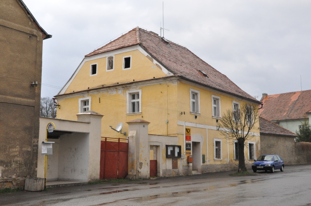 Kolešovice - Sochy v nikách budovy pošty