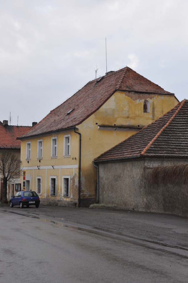 Kolešovice - Sochy v nikách budovy pošty