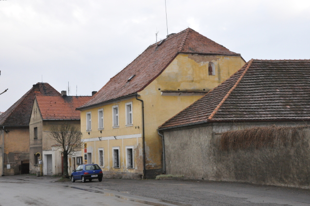 Kolešovice - Sochy v nikách budovy pošty