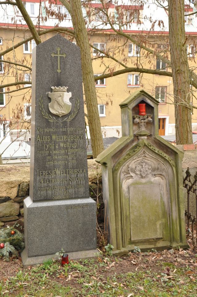 Rakovník - Erbovní náhrobek Weltrubských z Weltrub na hřbitově
