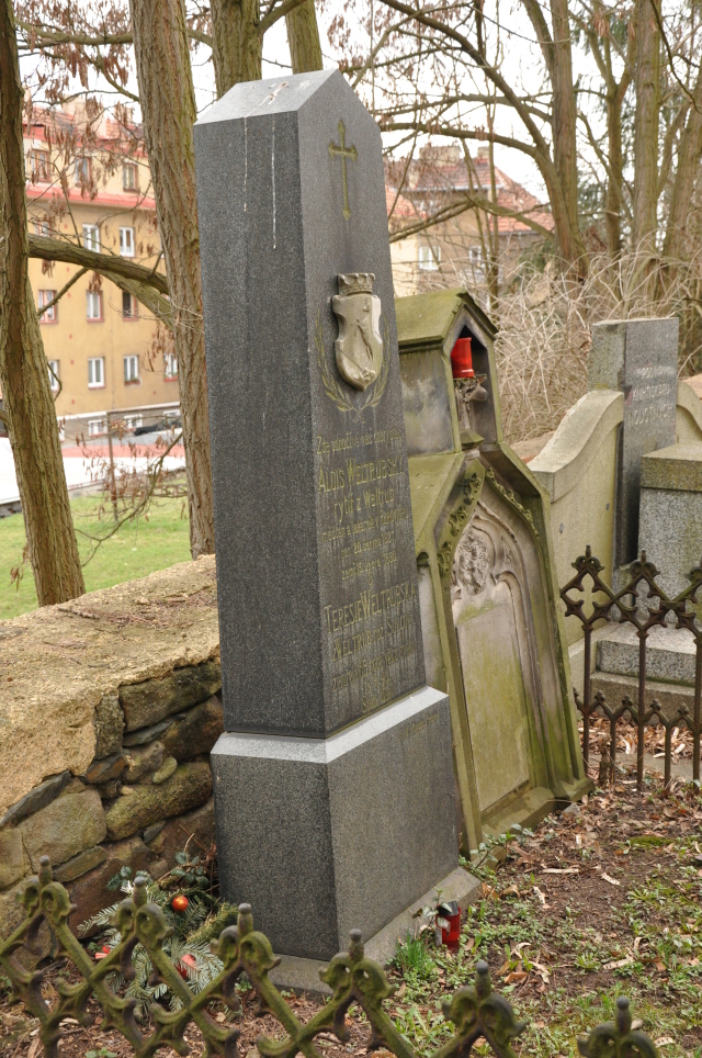 Rakovník - Erbovní náhrobek Weltrubských z Weltrub na hřbitově