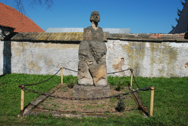 Senomaty, Nouzov - Pomník Janu Husovi