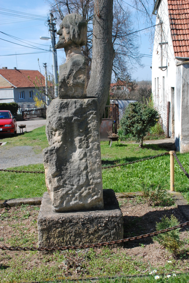 Senomaty, Nouzov - Pomník Janu Husovi