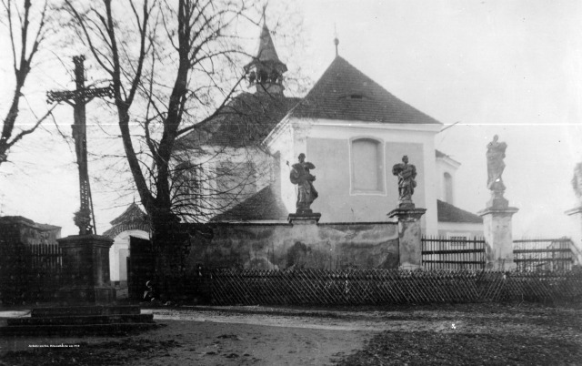 Jesenice - Kříž u kostela