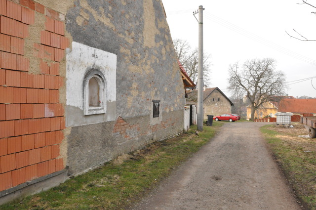 Kounov - Výklenek ve zdi stodoly