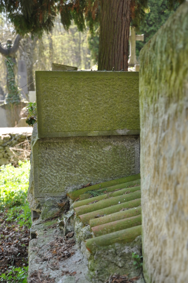 Křivoklát - Hrob Emila Kratochvíla na hřbitově