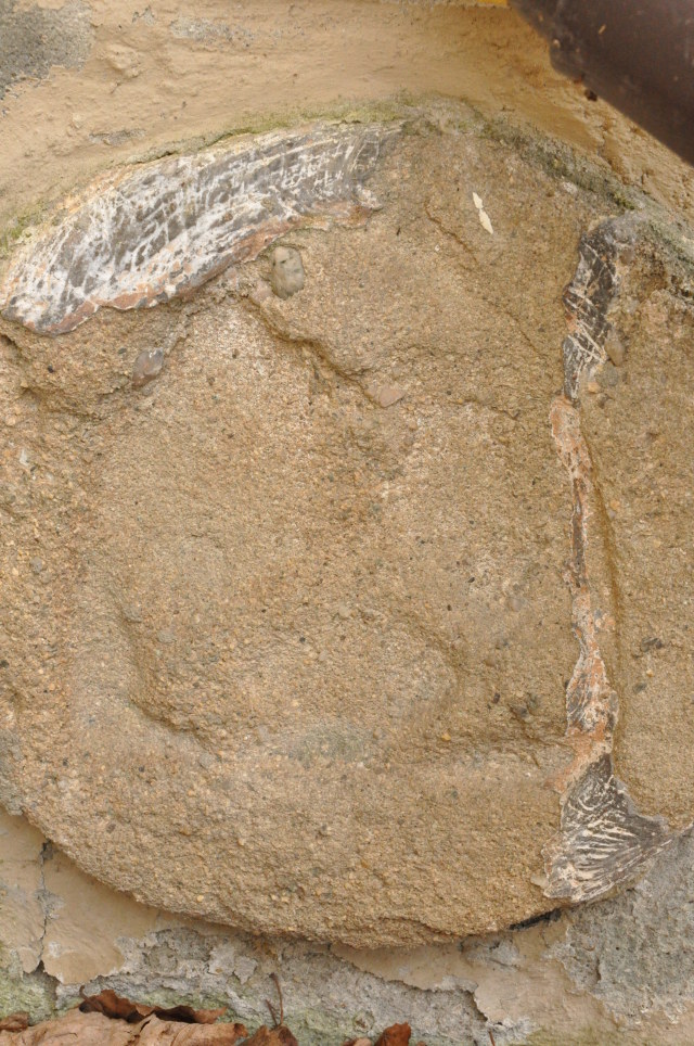 Jesenice, Podbořánky - Pohanský kámen ve zdi kostela