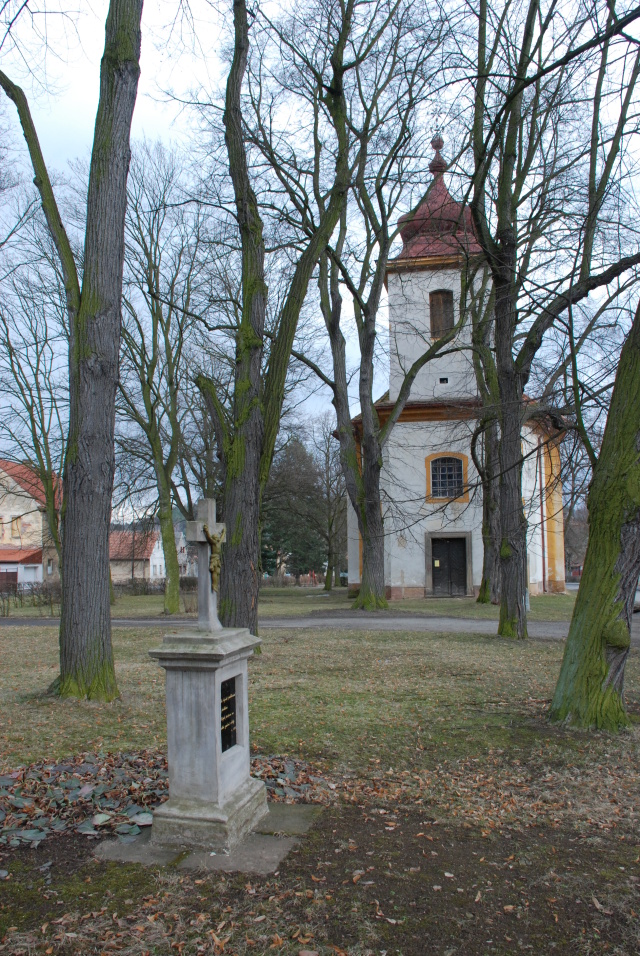 Lužná - Kříž u kostela