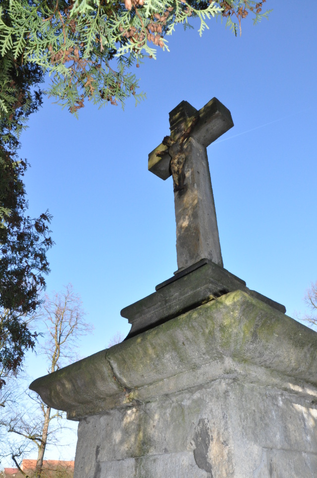 Čistá - Hřbitov s centrálním křížem