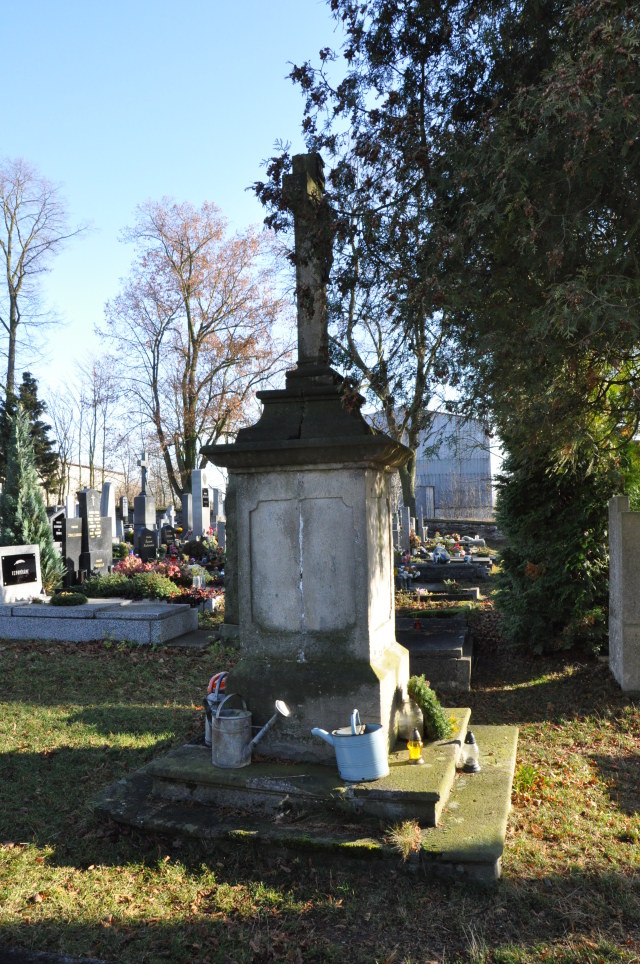 Čistá - Hřbitov s centrálním křížem