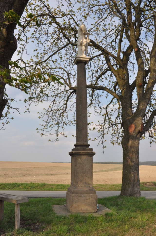 Pavlíkov, Skřivaň - Sloup se sochou svatého Isidora