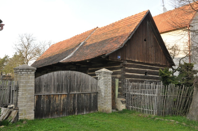 Pavlíkov, Skřivaň - Roubený chlév u č. p. 4