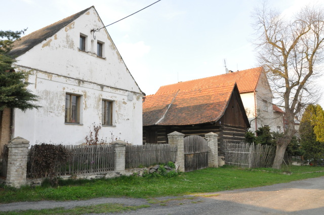 Pavlíkov, Skřivaň - Roubený chlév u č. p. 4