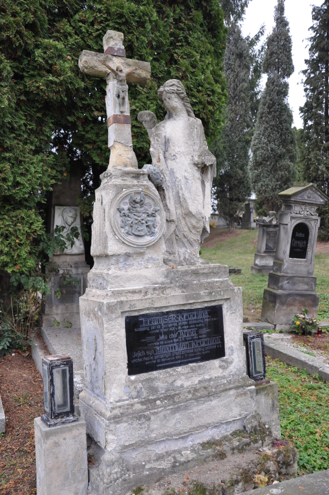 Mutějovice - Erbovní náhrobek Františka Kruchiny ze Švanberka