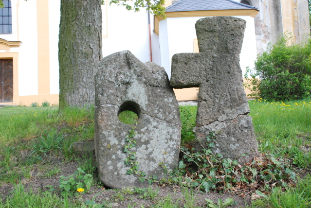 Čistá - Křížový kámen u kostela svatého Václava