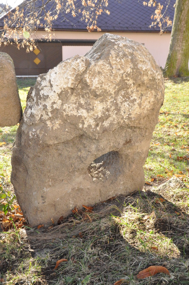 Čistá - Křížový kámen u kostela svatého Václava