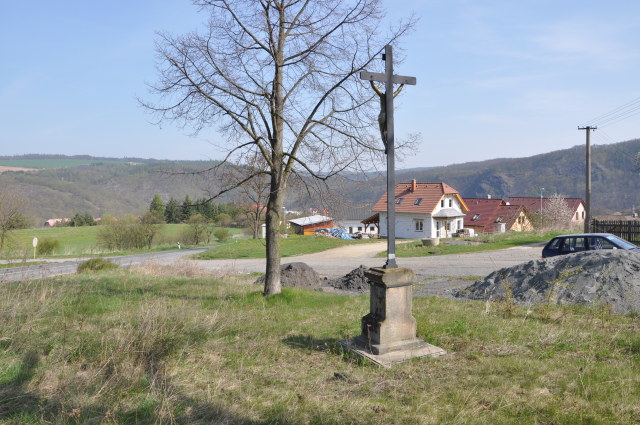 Roztoky - Kříž v horní části obce