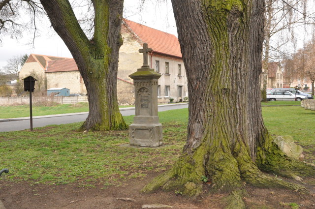 Hředle - Kříž před kostelem