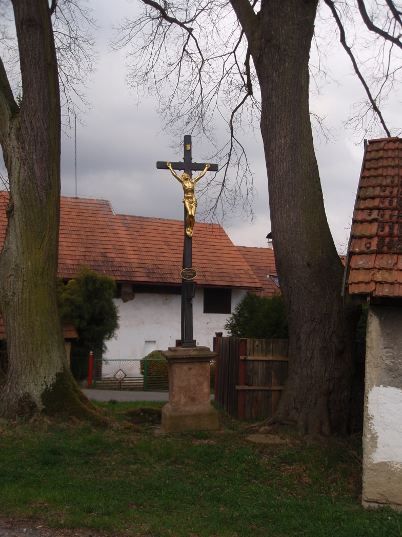 Skryje - Kříž v obci na Broumy - ©Hana Kubínková