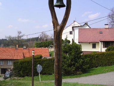 Krakovec - Dřevěná zvonička v obci