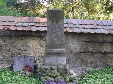 Nový Dům - Pomník obětem II. světové války na hřbitově