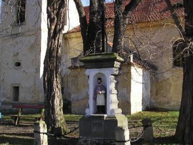 Oráčov - Kříž u kostela
