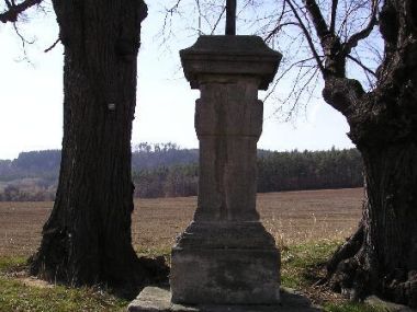 Oráčov - Kříž u památných lip