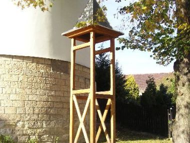 Třeboc - Dřevěná zvonička u kaple