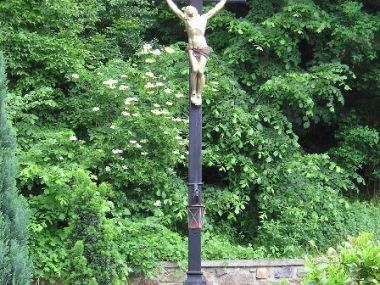 Velká Buková - Kříž v zahradě u základní školy Křivoklát