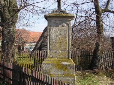 Václavy - Kamenný kříž v obci na Řeřichy