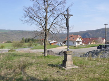 Roztoky - Kříž v horní části obce