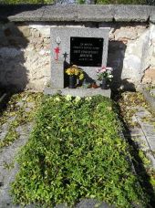 Hořesedly - Pomník V. K. Andrejeviče na hřbitově