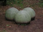 Karlova Ves - Tři kamenné koule u Emilovny
