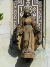 Kozojedy - Socha Panny Marie ve zdi hájovny Obora