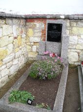 Milostín - Pomník Ivana Konstantinova na hřbitově
