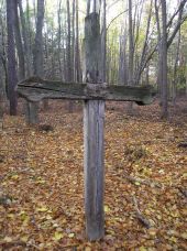 Pochvalov - Tři dřevěné kříže v lese