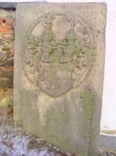 Šípy, Milíčov - Náhrobní kameny u kostela v Milíčově
